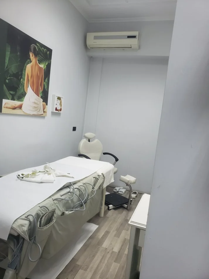 Tirane, jepet me qera ambjent biznesi Kati 2, 22 m² 250 € (Bulevardi Gjergj Fishta)