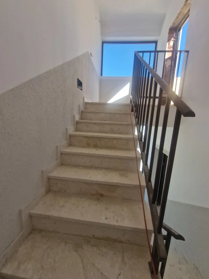 Tirane, jepet me qera Vile 3 Katshe Kati 0, 350 m² 3.000 € (Haxhi Bardhi)