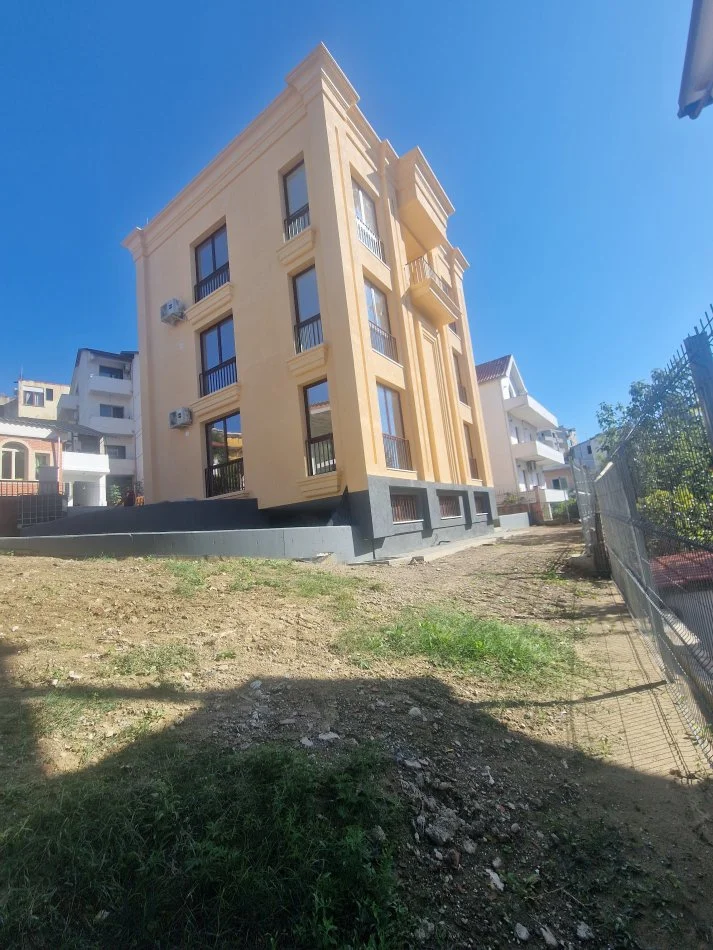 Tirane, jepet me qera Vile 3 Katshe Kati 0, 350 m² 3.000 € (Haxhi Bardhi)