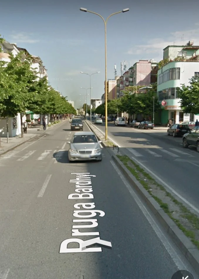 Tirane, shes apartament 2+1+Ballkon Kati 3, 96 m² (Shkolla E Kuqe)