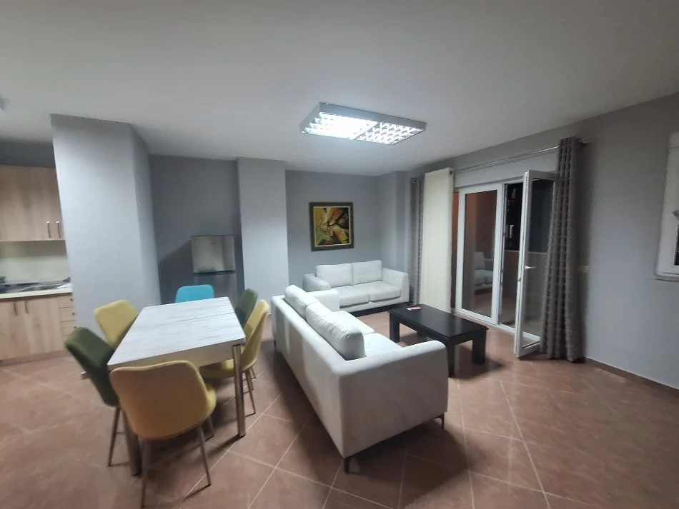 Tirane, jepet me qera apartament 2+1+Ballkon Kati 6, 115 m² 500 € (Rruga Xhanfize Keko)