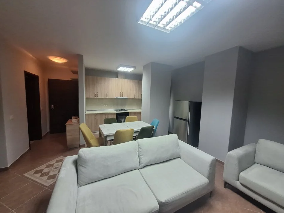 Tirane, jepet me qera apartament 2+1+Ballkon Kati 6, 115 m² 500 € (Rruga Xhanfize Keko)