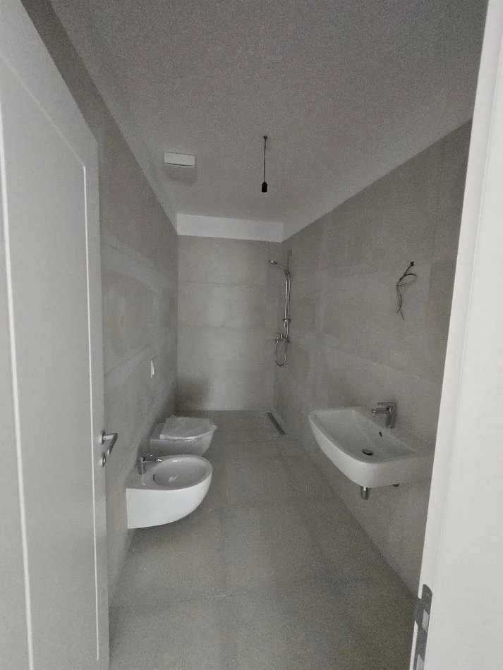 Tirane, jepet me qera zyre Kati 5, 110 m² 1.200 € (Faik Konica)