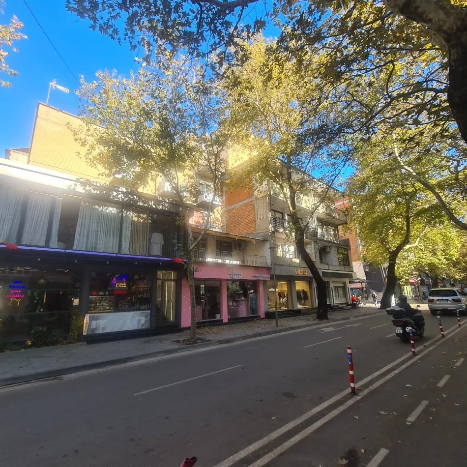 Tirane, rr.Myslym Shyri, jap me qera ambjent biznesi Kati 3, Fasade nga Rruga, 135m² 850 €/muaj