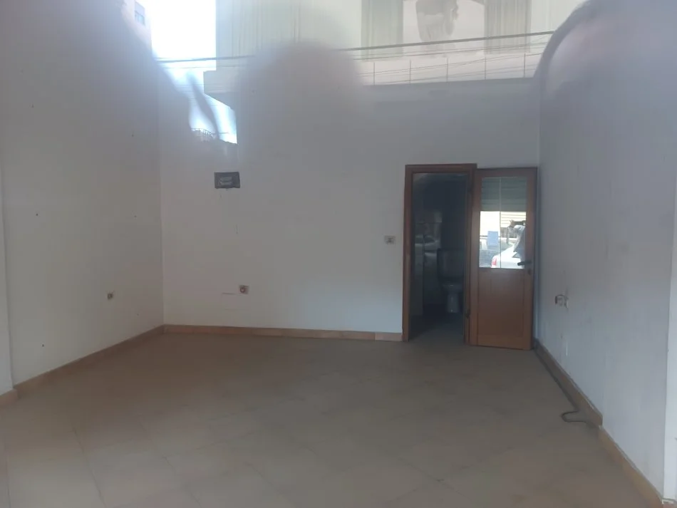 Tirane, shitet dyqan Kati 0, 26 m² (Haxhi Dalliu)