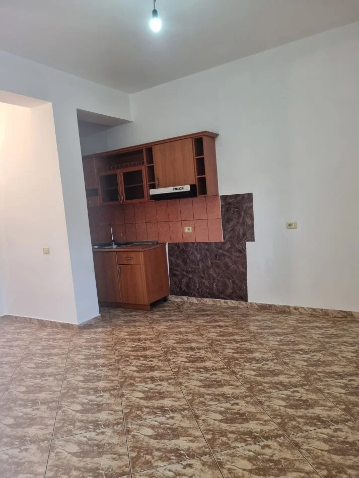 Tirane, jepet me qera apartament 1+1 Kati 2, 60 m² 25.000 € (RRUGA MYSLYM KETA)