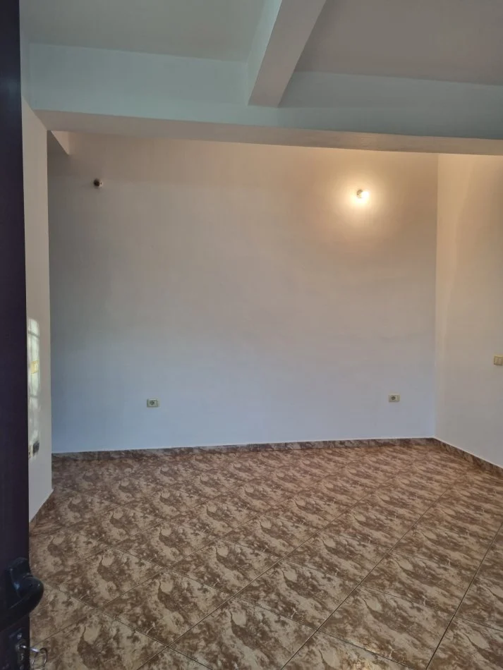 Tirane, jepet me qera apartament 1+1 Kati 2, 60 m² 25.000 € (RRUGA MYSLYM KETA)