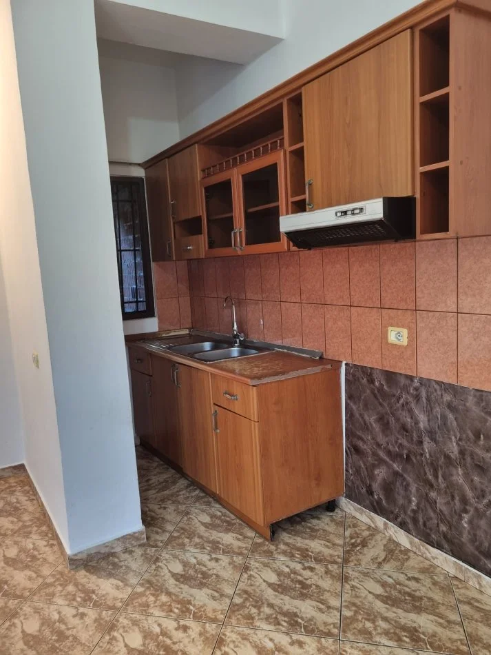 Tirane, jepet me qera apartament 1+1 Kati 2, 60 m² 25.000 € (RRUGA MYSLYM KETA)