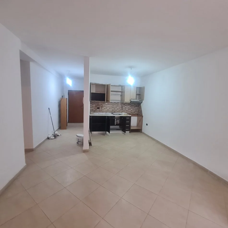 Tirane, jepet me qera apartament 3+1+Ballkon Kati 2, 121 m² 400 € (Restorant Fresku)