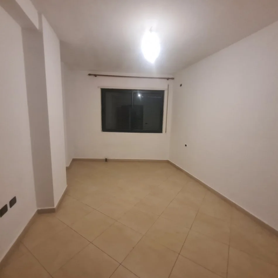 Tirane, jepet me qera apartament 3+1+Ballkon Kati 2, 121 m² 400 € (Restorant Fresku)