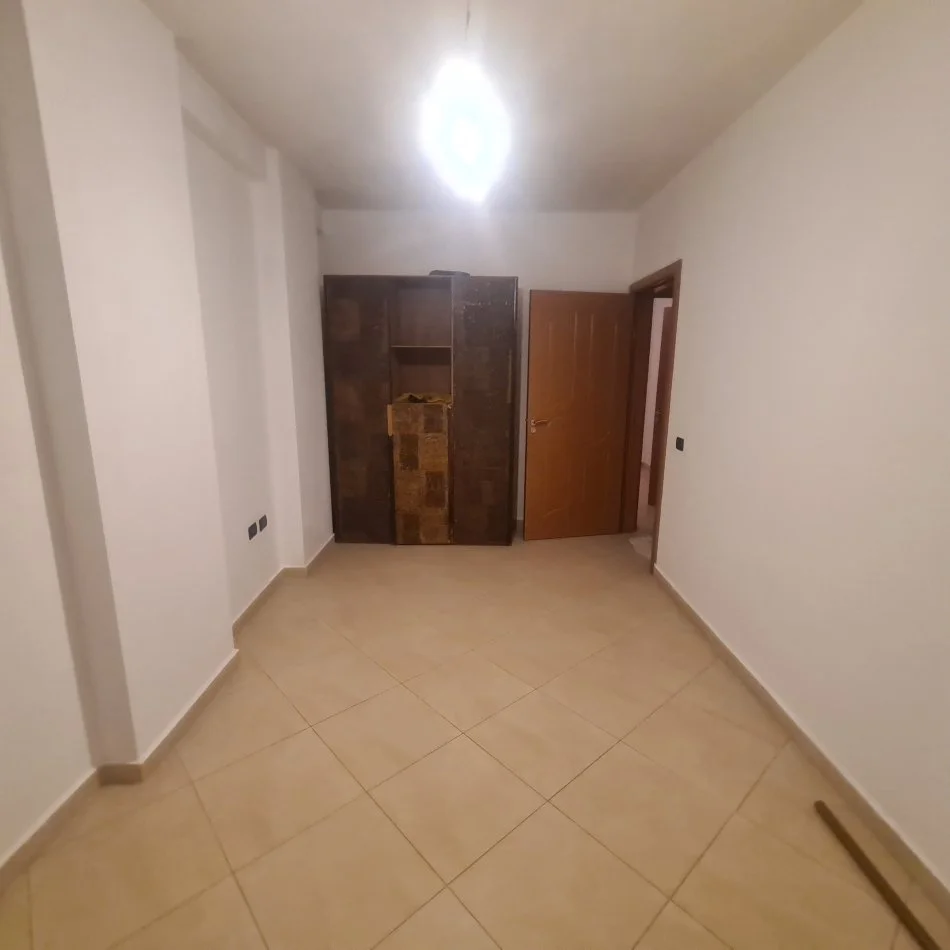Tirane, jepet me qera apartament 3+1+Ballkon Kati 2, 121 m² 400 € (Restorant Fresku)