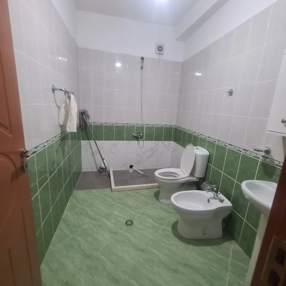 Tirane, jepet me qera apartament 3+1+Ballkon Kati 2, 121 m² 400 € (Restorant Fresku)