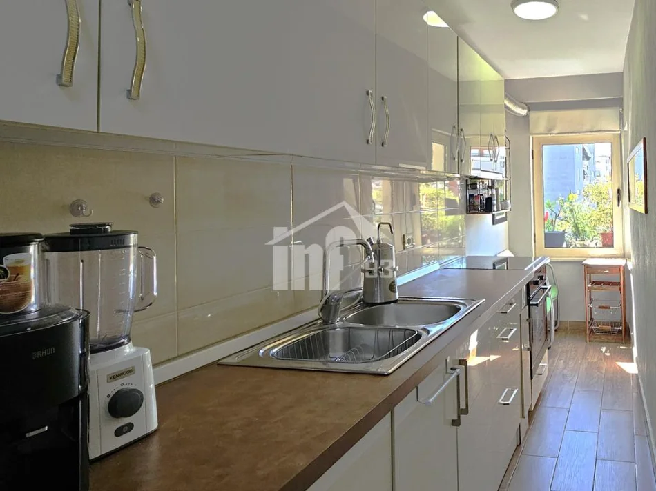 Tirane, shitet apartament 2+1+Ballkon Kati 4, 92 m² 180.000 € (TEK FUSHA E SPORTIT "ALI DEMI")
