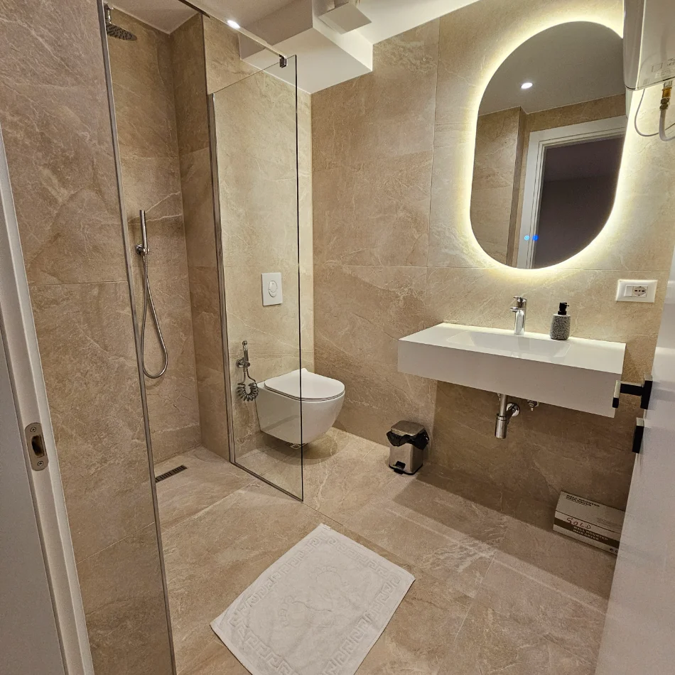 QERA DITORE AP ME JACUZZI / TIRANE
