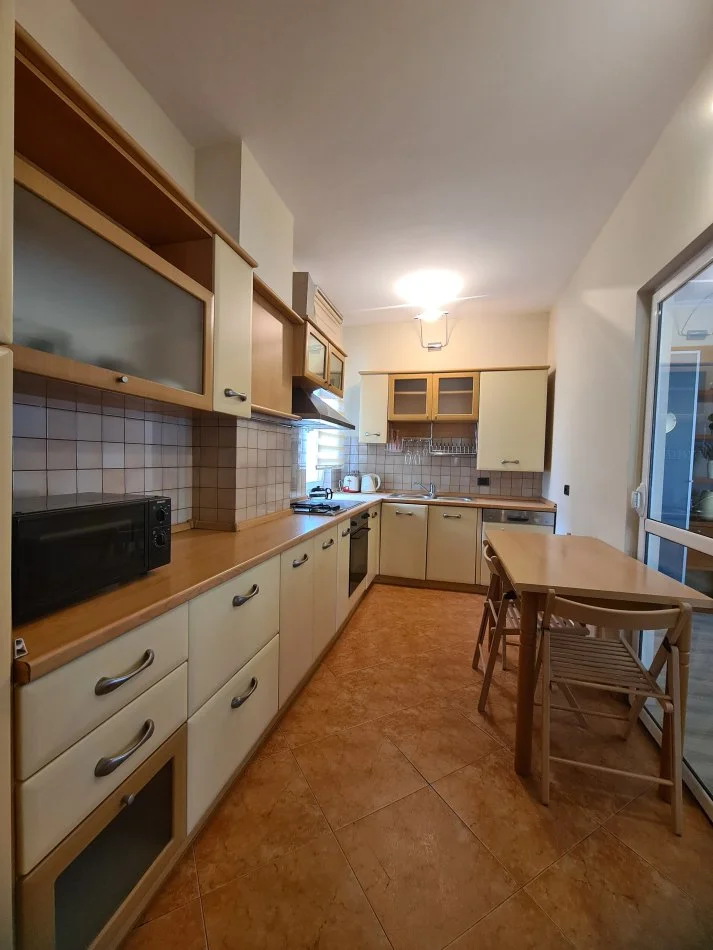 Tirane, jepet me qera 1+1+Ballkon Kati 3, 95 m² 700 € 