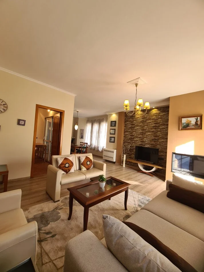Tirane, jepet me qera 1+1+Ballkon Kati 3, 95 m² 700 € 