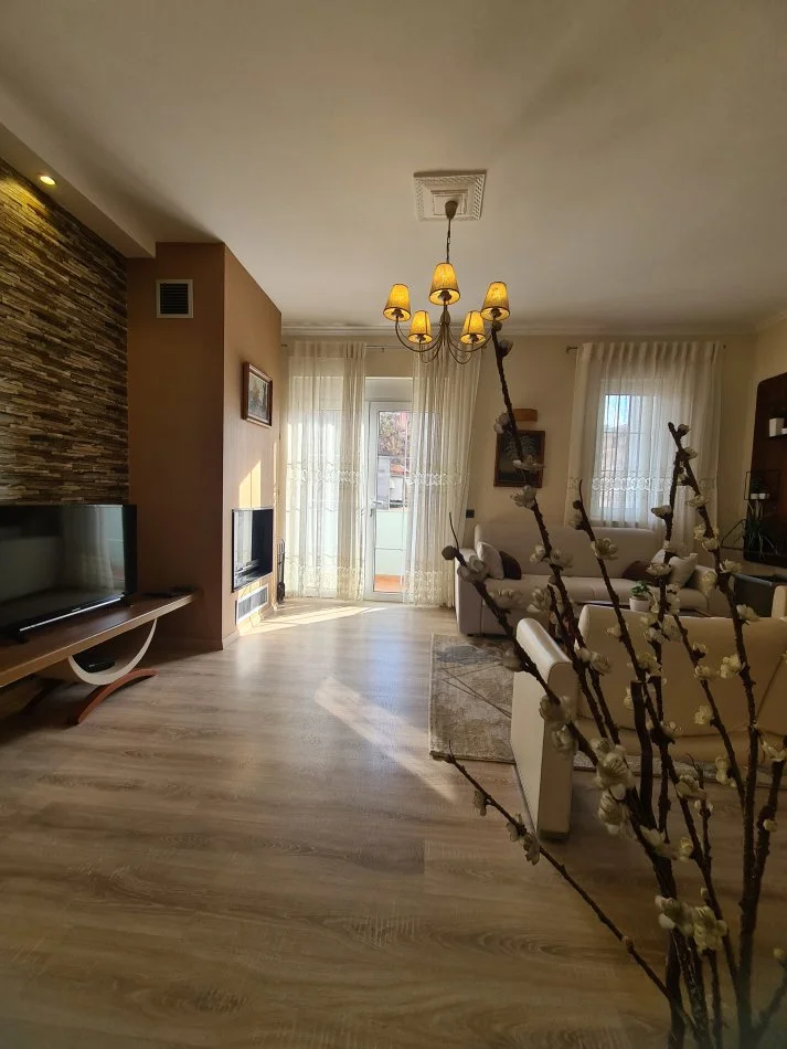 Tirane, jepet me qera 1+1+Ballkon Kati 3, 95 m² 700 € 