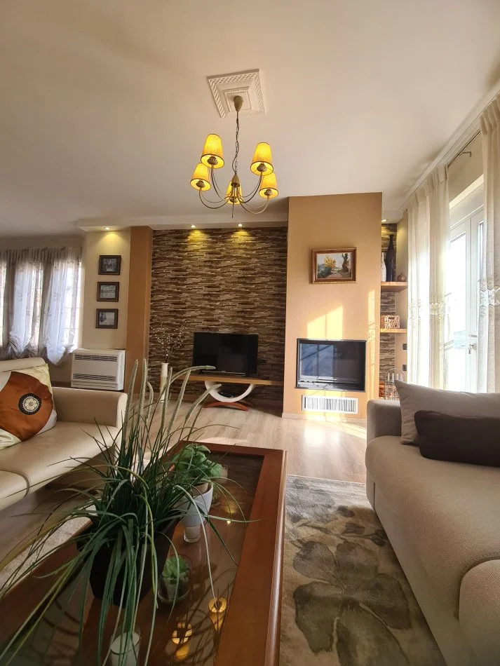 Tirane, jepet me qera 1+1+Ballkon Kati 3, 95 m² 700 € 