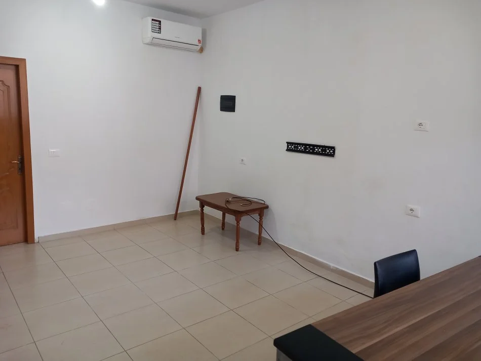 Tirane, jepet me qera apartament 3+1+Ballkon Kati 2, 75 m² 360€
