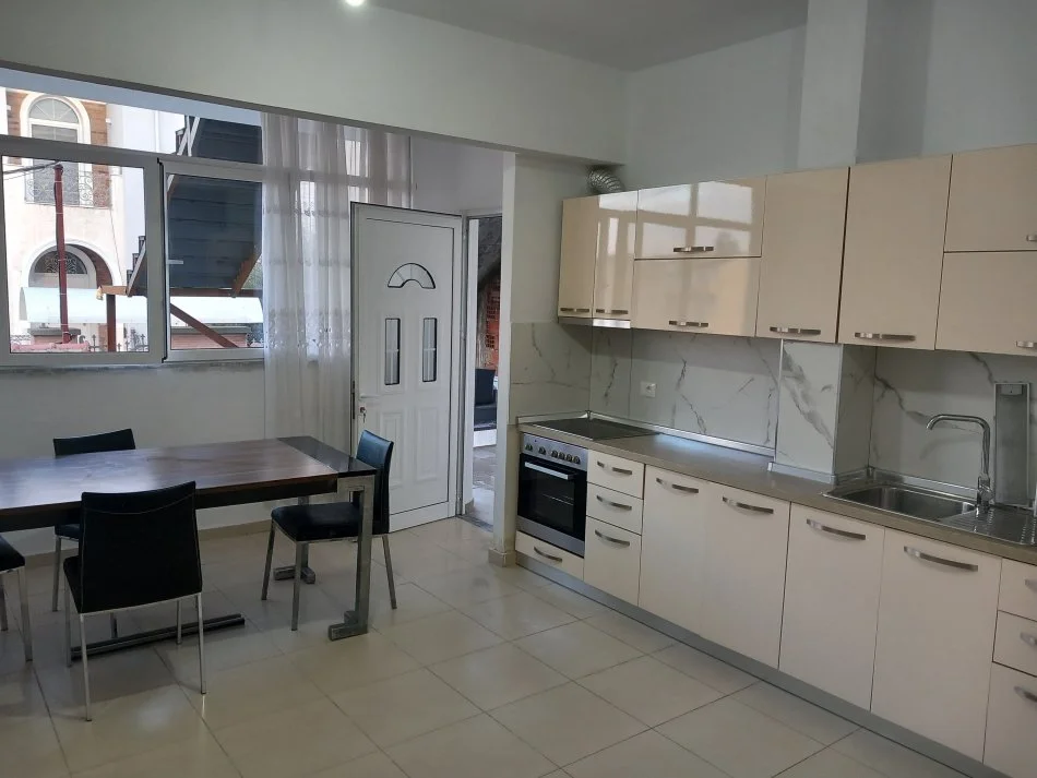 Tirane, jepet me qera apartament 3+1+Ballkon Kati 2, 75 m² 360€