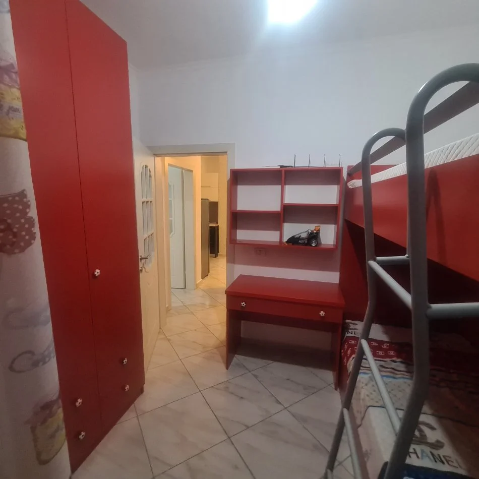 Tirane, shes apartament 2+1+Ballkon Kati 3, 70 m² 90.000 € (Restorant Fresku))