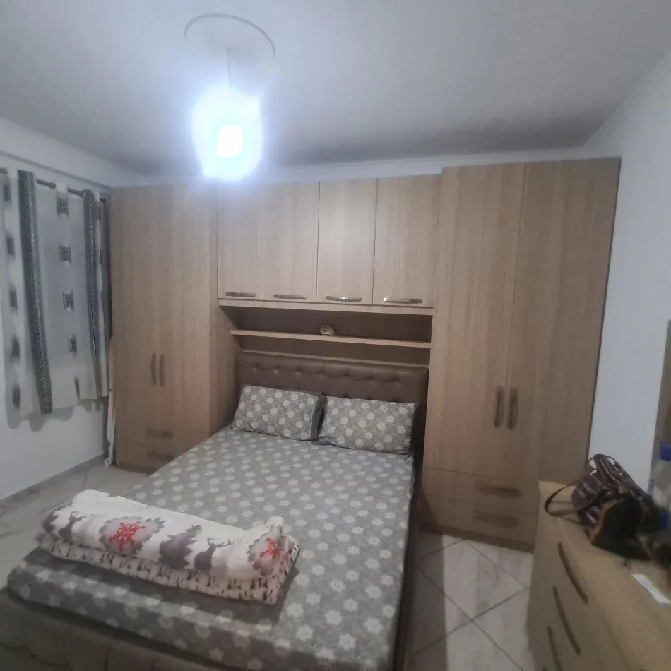 Tirane, shes apartament 2+1+Ballkon Kati 3, 70 m² 90.000 € (Restorant Fresku))