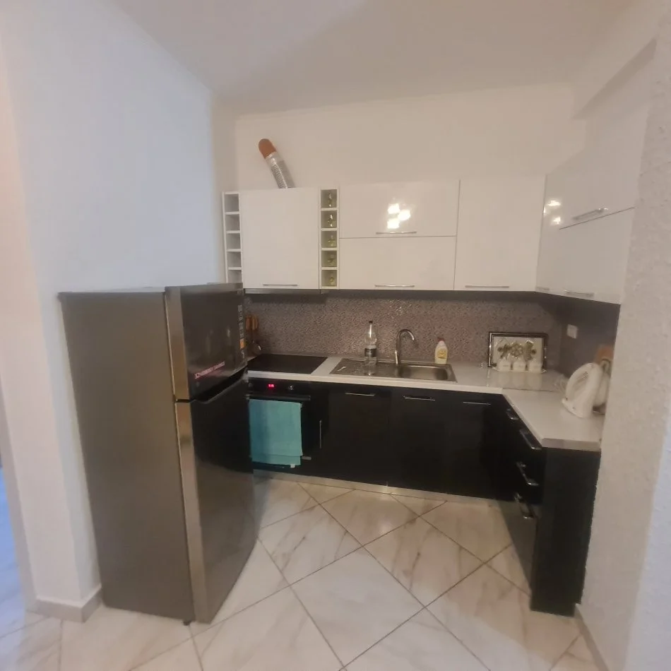 Tirane, shes apartament 2+1+Ballkon Kati 3, 70 m² 90.000 € (Restorant Fresku))