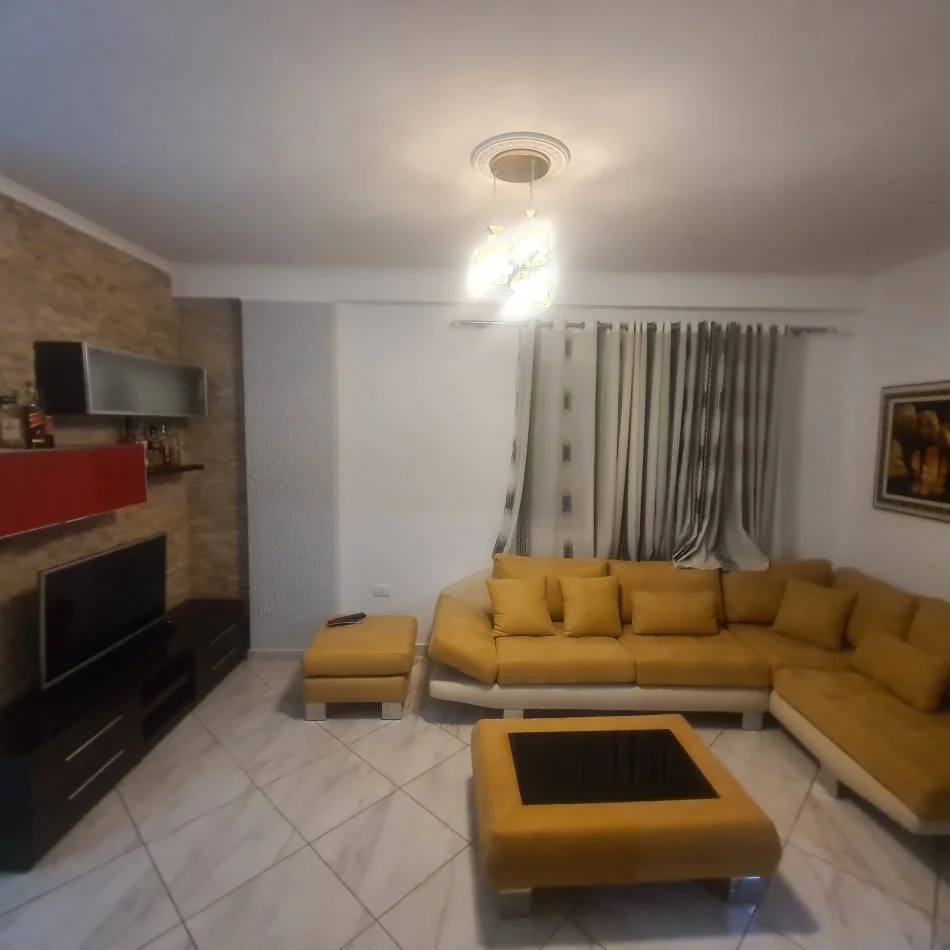 Tirane, shes apartament 2+1+Ballkon Kati 3, 70 m² 90.000 € (Restorant Fresku))