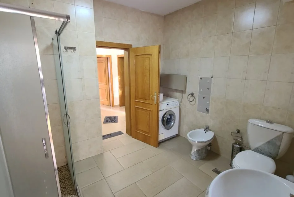 Tirane, jepet me qera apartament 2+1 Kati 3, 100 m² 620 € (Rruga Qemal Stafa)