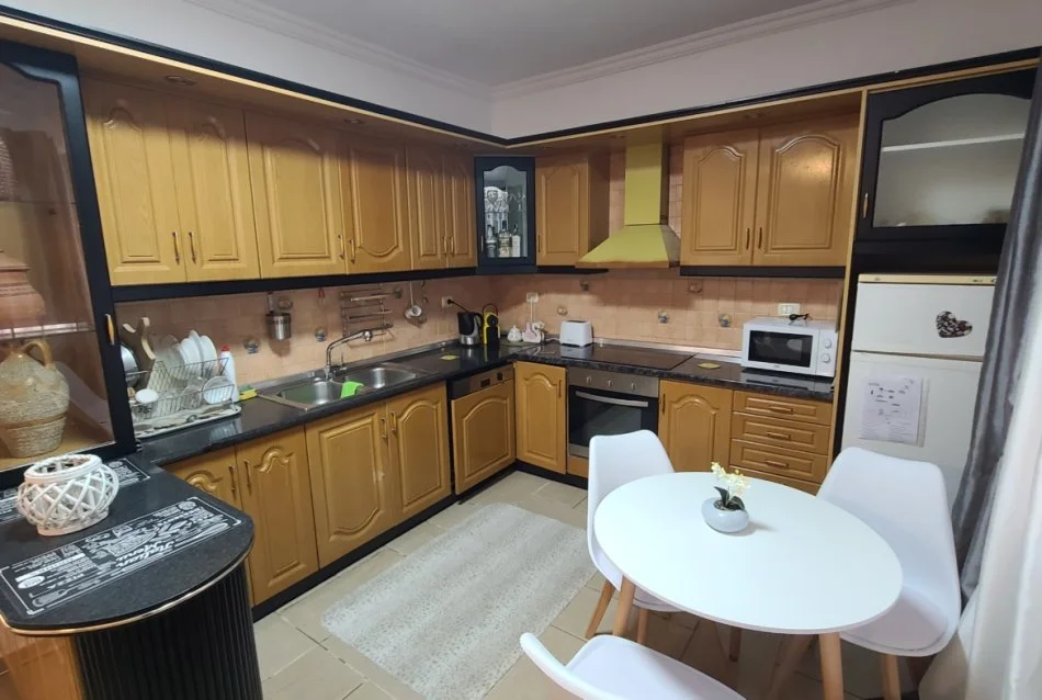 Tirane, jepet me qera apartament 2+1 Kati 3, 100 m² 620 € (Rruga Qemal Stafa)