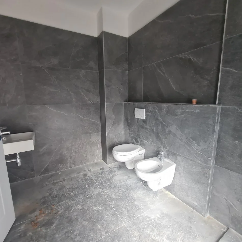 BULEVARDI I RI, jepet 2+1 e mobiluar per zyra,Kati 3, 106 m² (REZIDENCA ELBAVO)