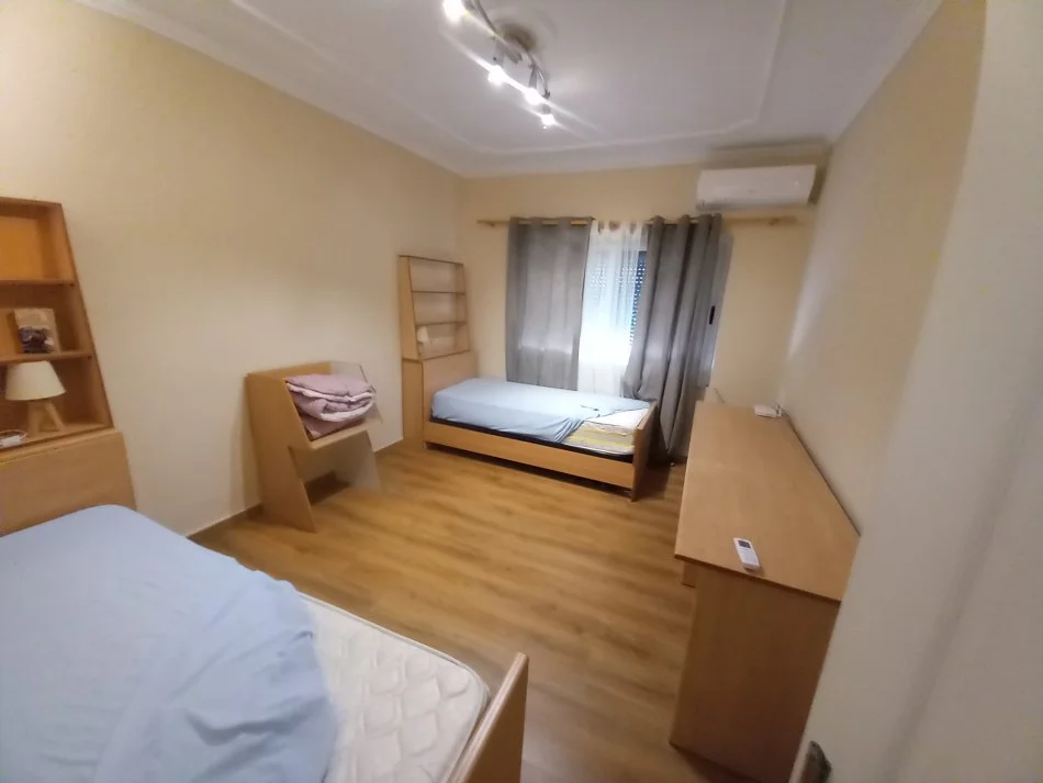 Tirane, jepet me qera apartament 3+1+Ballkon Kati 4, 88 m² 600 € (Pazari i Ri)