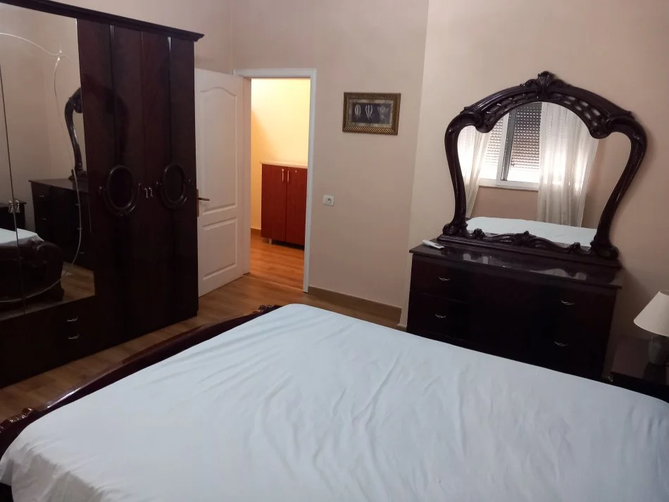 Tirane, jepet me qera apartament 3+1+Ballkon Kati 4, 88 m² 600 € (Pazari i Ri)