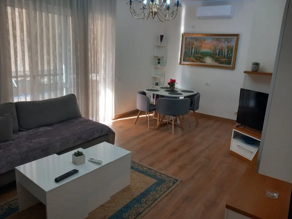 Tirane, jepet me qera apartament 3+1+Ballkon Kati 4, 88 m² 600 € (Pazari i Ri)
