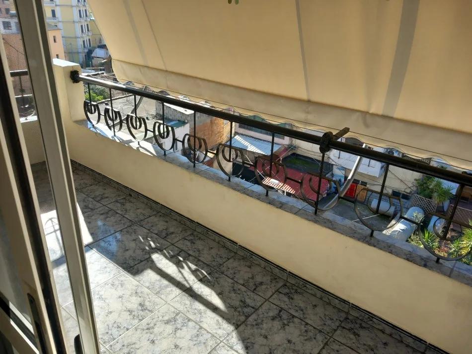 Tirane, jepet me qera apartament 3+1+Ballkon Kati 4, 88 m² 600 € (Pazari i Ri)