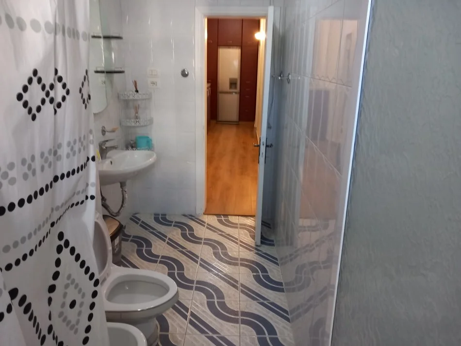 Tirane, jepet me qera apartament 3+1+Ballkon Kati 4, 88 m² 600 € (Pazari i Ri)