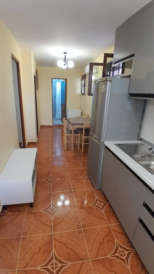 Tirane, jepet me qera apartament 2+1 Kati 1, 76 m² 400 € (Rr. Fuat Toptani prane Hotel Dea)