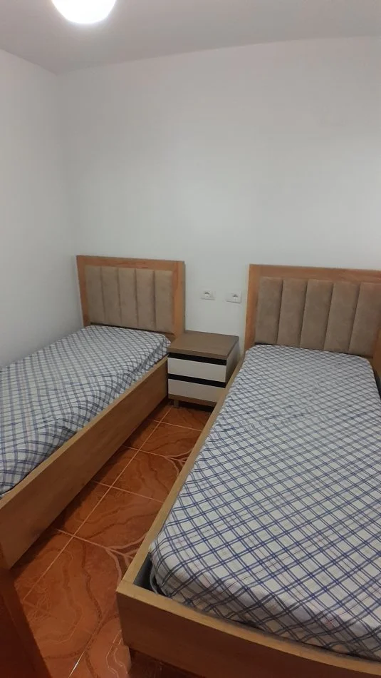 Tirane, jepet me qera apartament 2+1 Kati 1, 76 m² 400 € (Rr. Fuat Toptani prane Hotel Dea)
