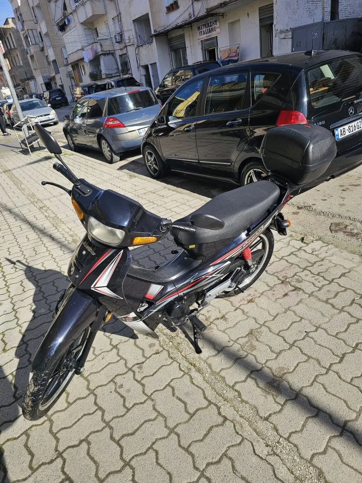 Vlore, shes Motociklete , e zeze 1.400 €