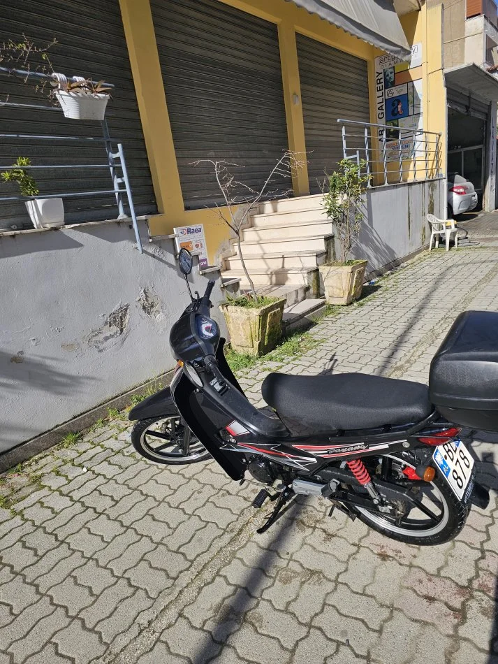 Vlore, shes Motociklete , e zeze 1.400 €