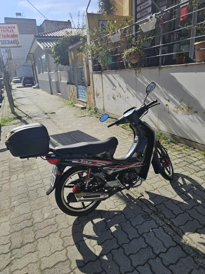Vlore, shes Motociklete , e zeze 1.400 €