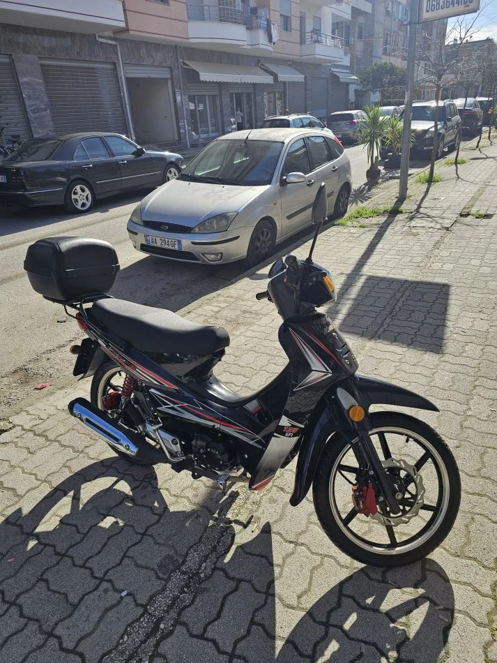 Vlore, shes Motociklete , e zeze 1.400 €