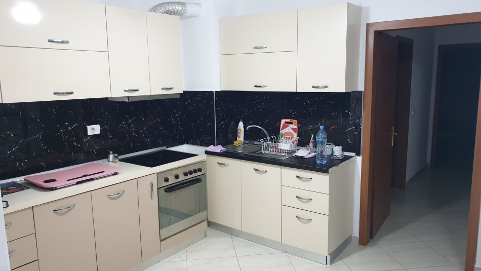 Tirane, jepet me qera apartament 2+1+Aneks+Ballkon Kati 1, 98 m² 500 € (Prane Bunkart 1, Kompleksi banimit Kotorri)