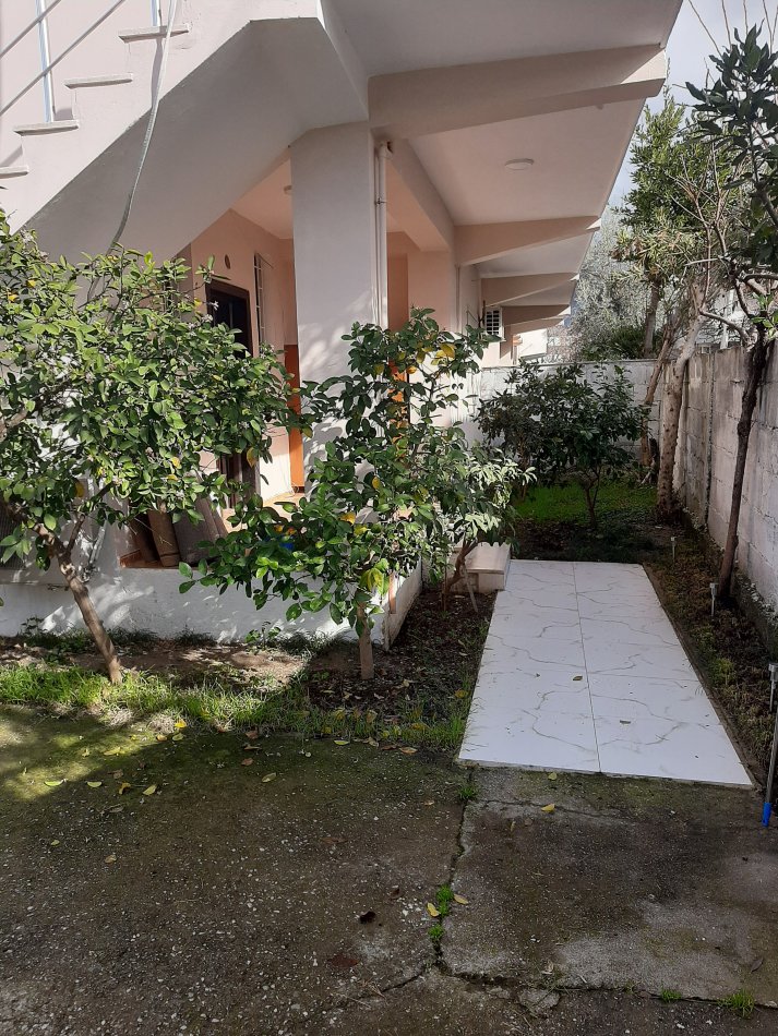 Tirane, jepet me qera apartament 1+1 Kati 1, 70 m² 400 € (Pal hasi)