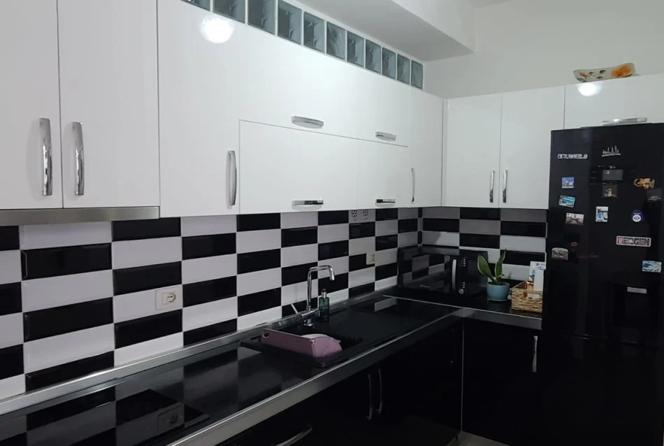 Tirane, jap me qera apartament 1+1+Ballkon , 64 m² 800 € (Rruga Tish Dahia)