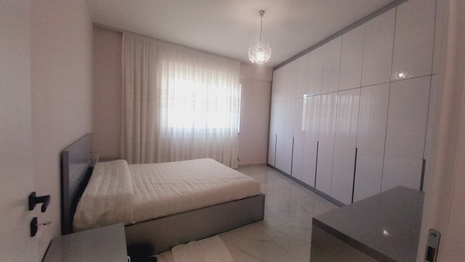 Tirane, jepet me qera apartament 1+1 Kati 5, 75 m² 600 € (Ish Fusha e Aviacionit)
