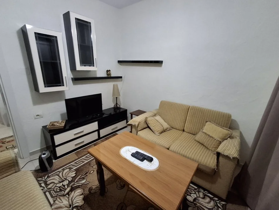 Tirane, jepet me qera apartament 1+1 Kati 1, 55 m² 260 € (Sauk)