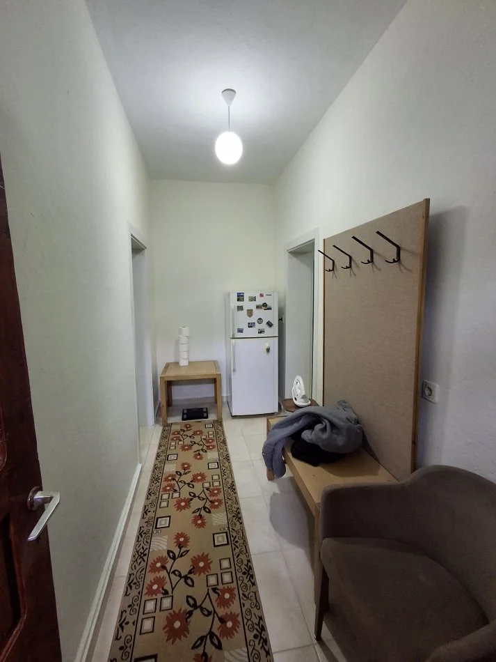 Tirane, jepet me qera apartament 1+1 Kati 1, 55 m² 260 € (Sauk)