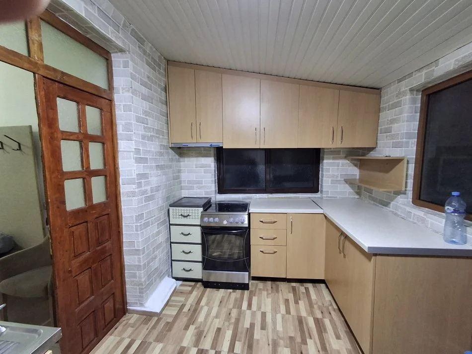 Tirane, jepet me qera apartament 1+1 Kati 1, 55 m² 260 € (Sauk)