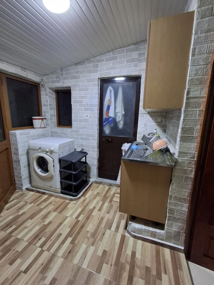 Tirane, jepet me qera apartament 1+1 Kati 1, 55 m² 260 € (Sauk)